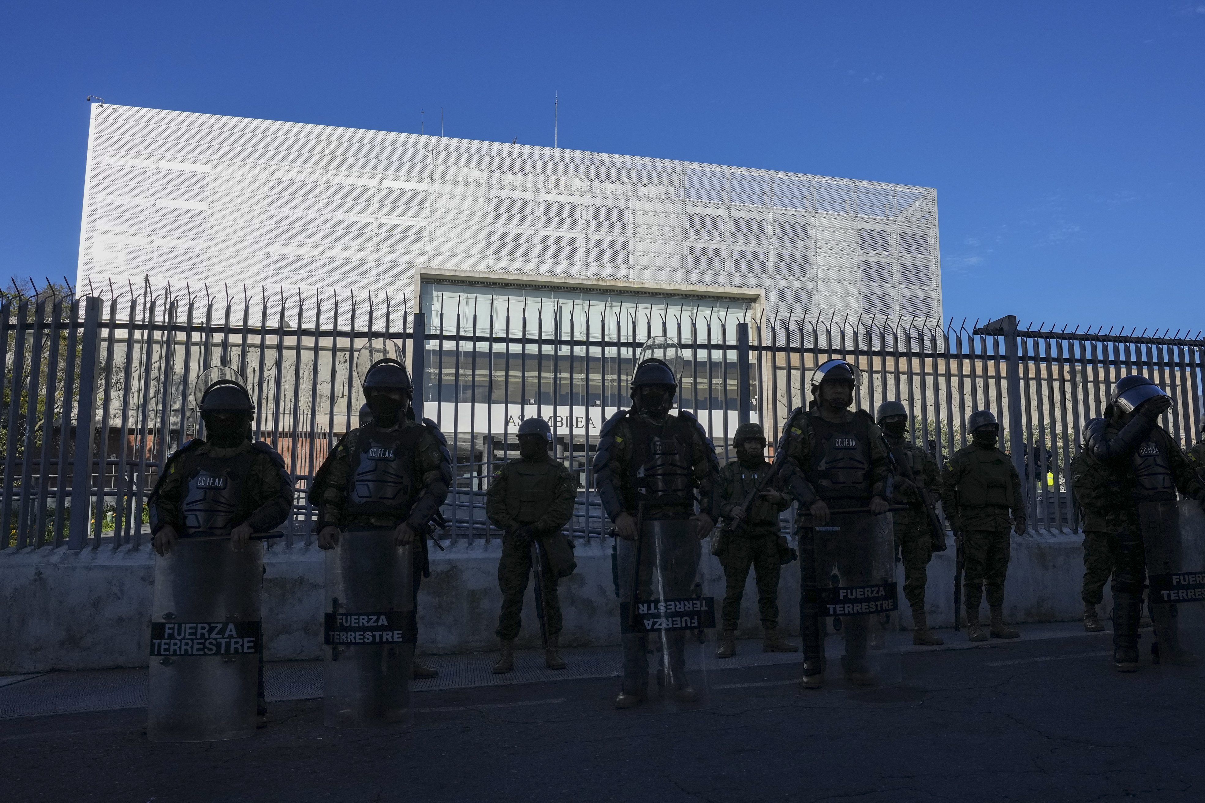 Soldados custodian la Asamblea Nacional en Quito, Ecuador, el miércoles 17 de mayo de 2023. (AP Foto/Dolores Ochoa)