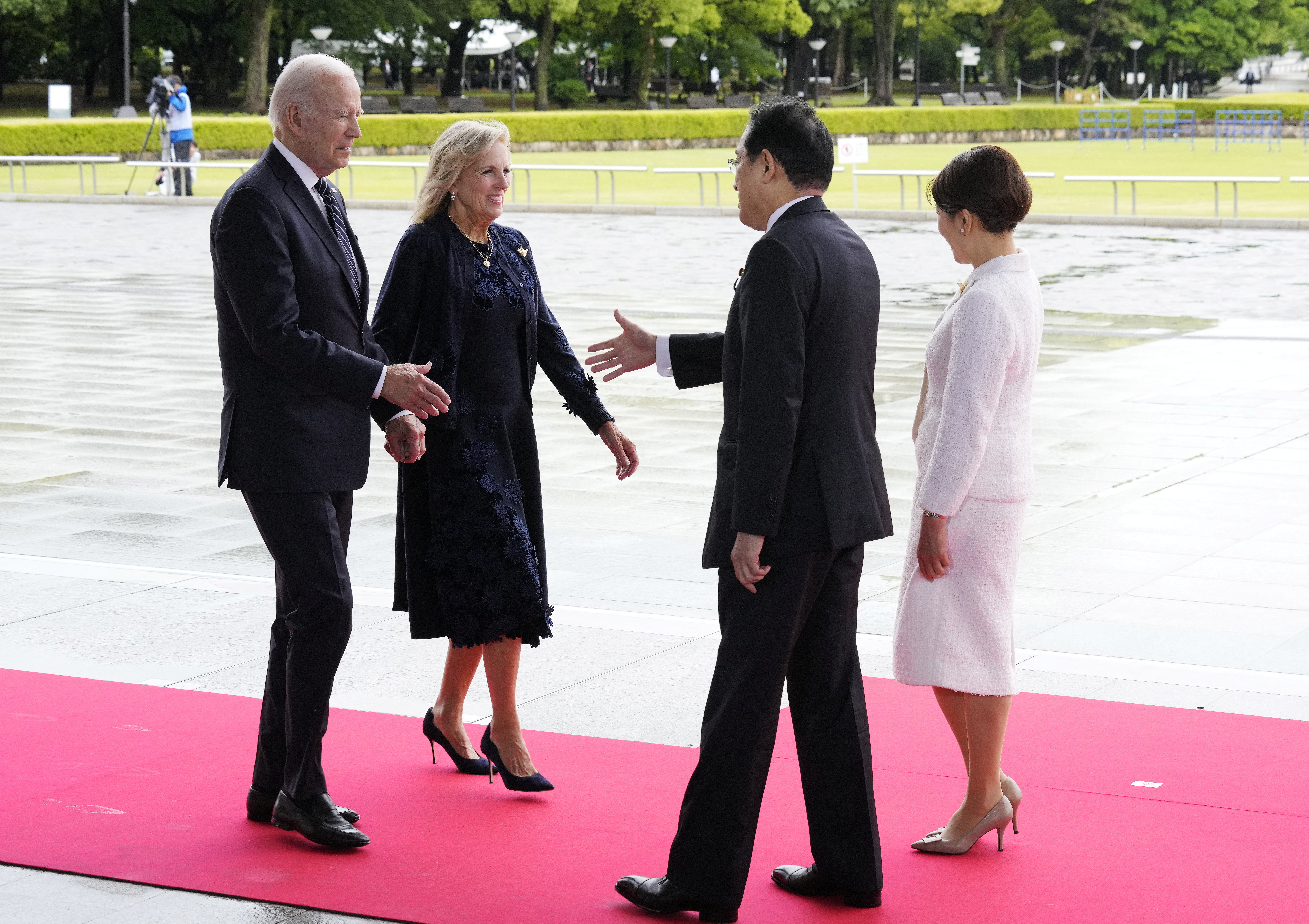El presidente estadounidense Joe Biden y la primera dama Jill Biden son recibidos por el primer ministro japonés Fumio Kishida y su esposa Yuko Kishida en el Parque Memorial de la Paz. (REUTERS)