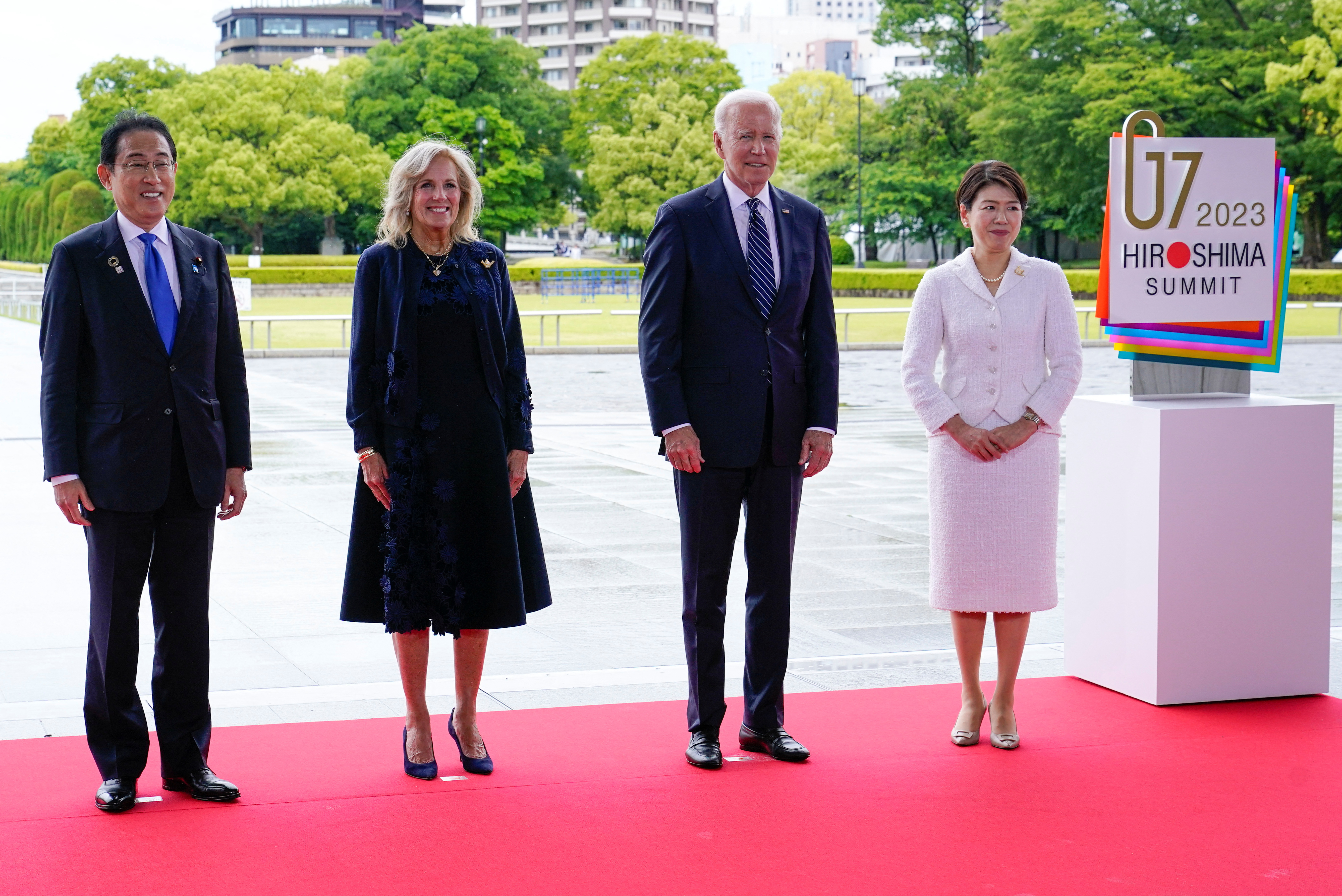 Joe Biden y su esposa Jill Biden posan para una foto con el primer ministro japonés Fumio Kishida. (REUTERS)