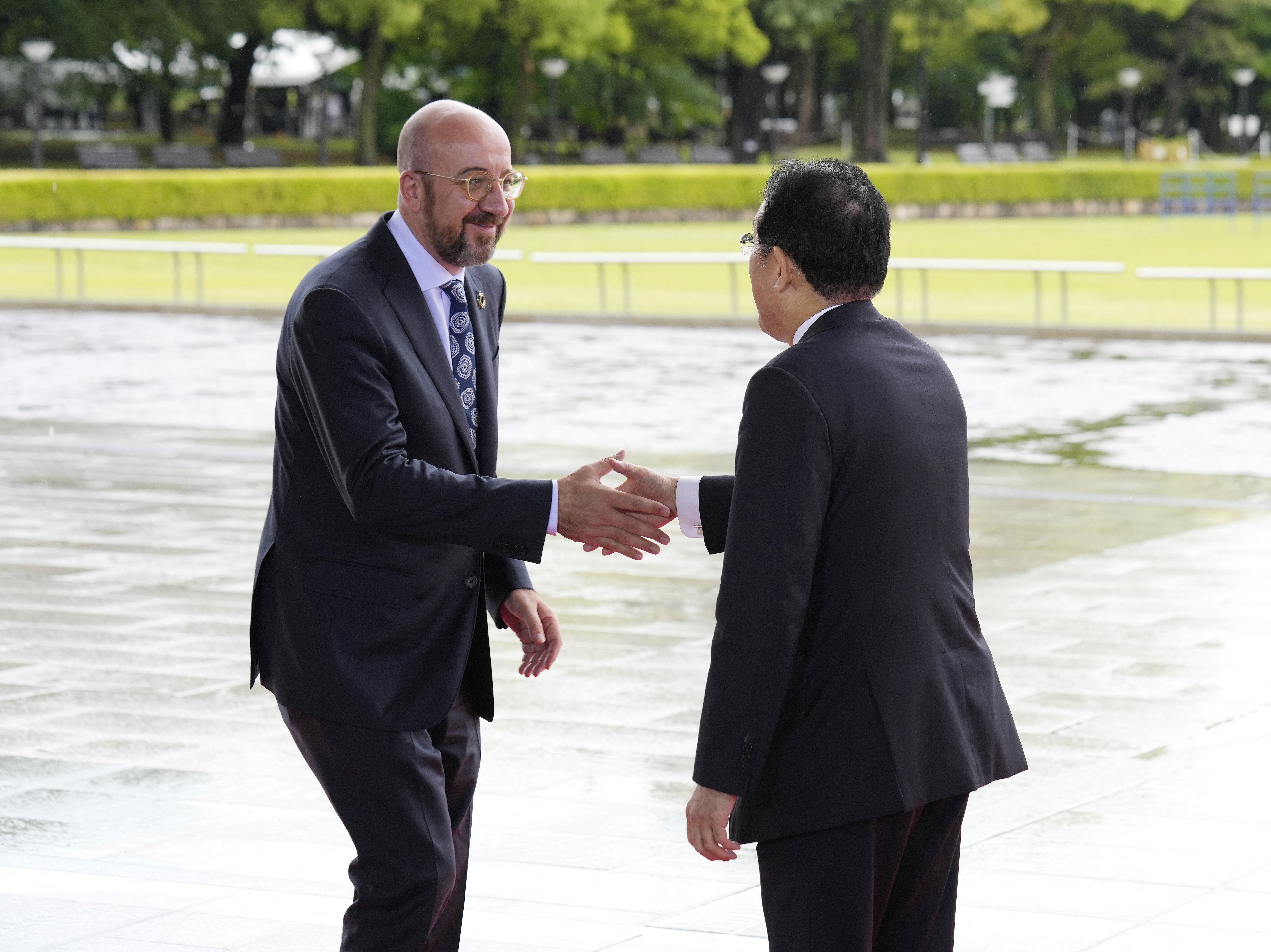 El presidente del Consejo Europeo, Charles Michel, estrecha la mano del primer ministro japonés, Fumio Kishida. (REUTERS)