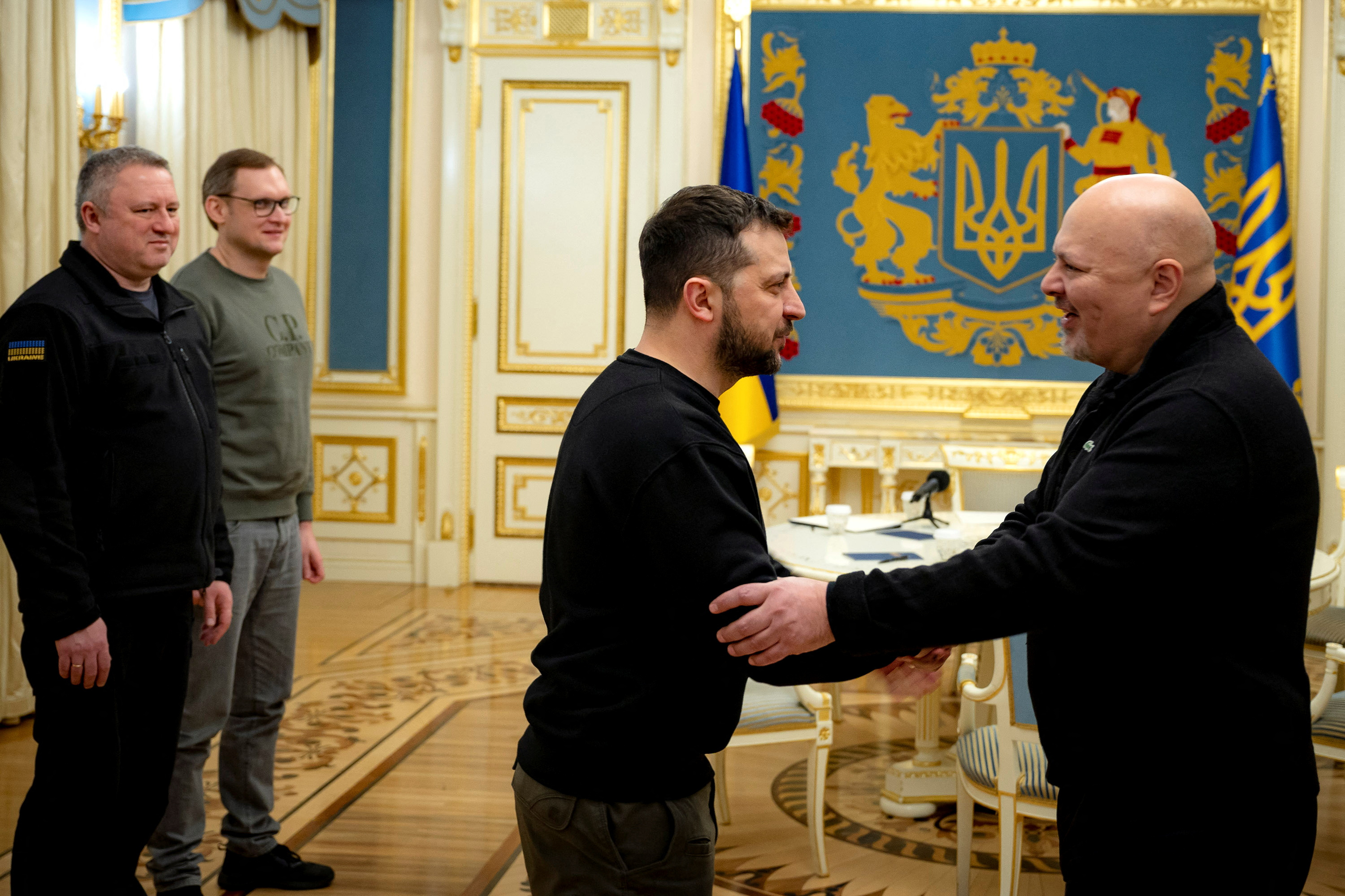 Zelensky junto a Khan (Ukrainian Presidential Press Service/Handout via REUTERS)