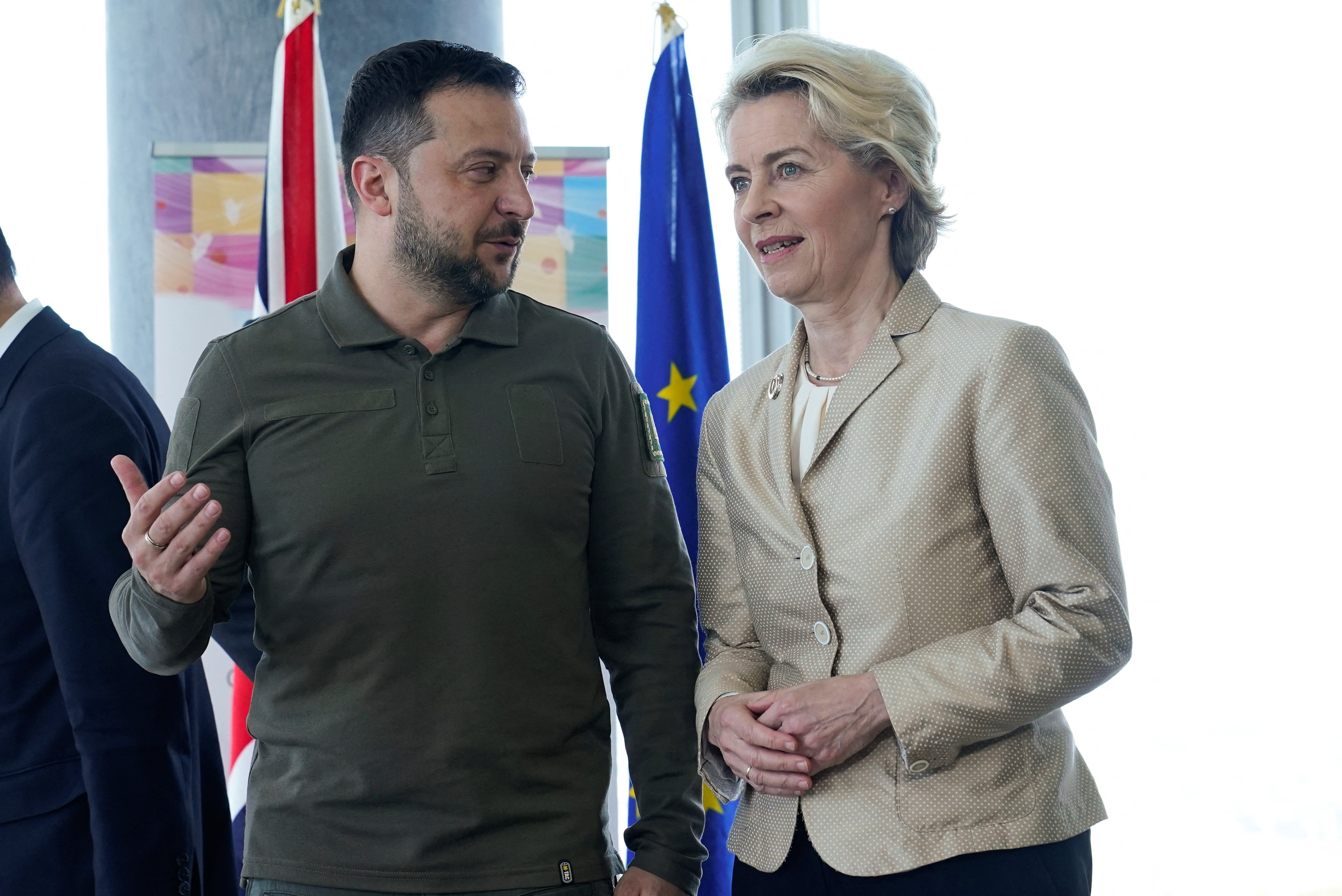 En las imágenes se pudo ver cómo la presidenta de la Comisión Europea, Ursula von der Leyen, conversaba de forma amistosa con el mandatario de Kiev. (REUTERS)