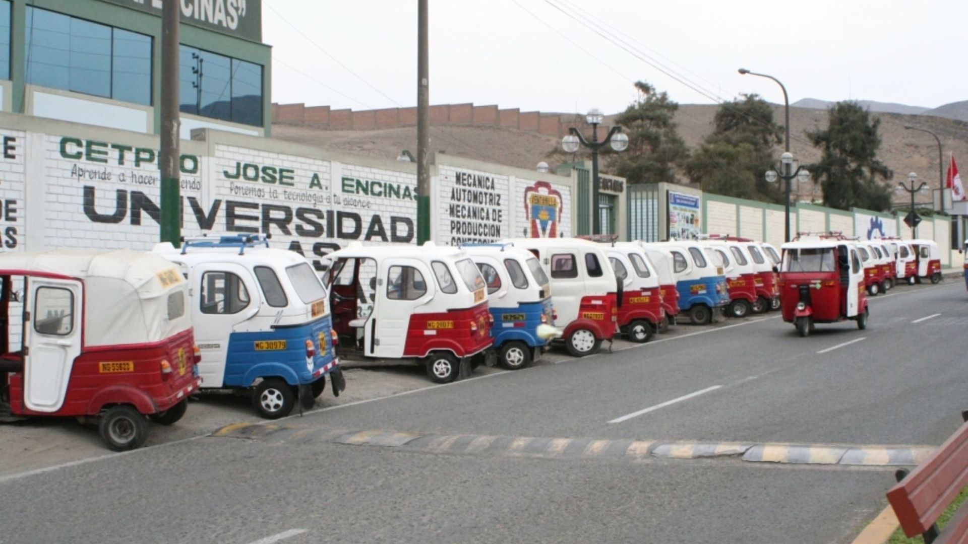 El mototaxi es un servicio de proximidad cuando no hay un transporte público. (Andina)