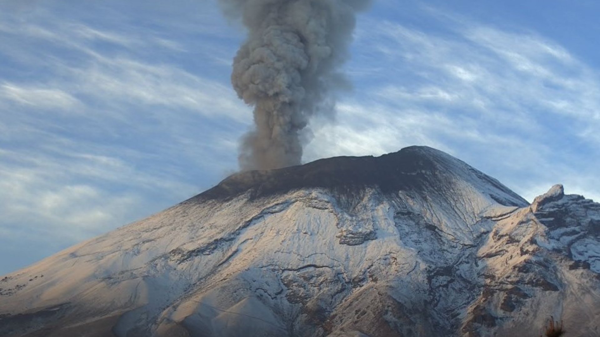El Popocatépetl ha mantenido una actividad constante de exhalaciones y expulsión de material incandescente. (Cenapred)