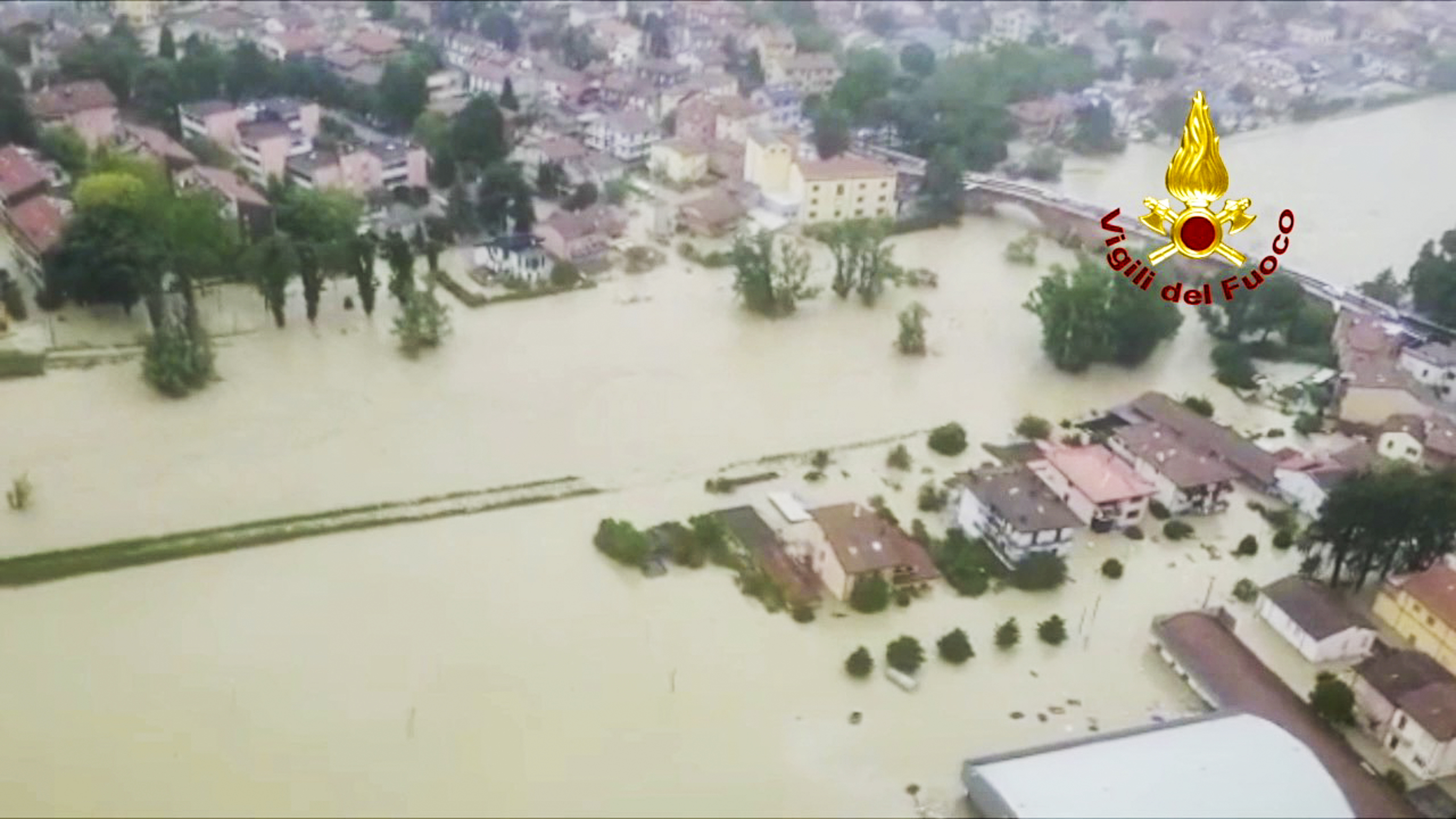 Esta imagen aérea proporcionada por los Bomberos Italianos muestra zonas residenciales inundadas en Cesena en la región de Emilia Romaña, en el norte de Italia, el martes 16 de mayo de 2023. (Vigili del Fuoco via AP)