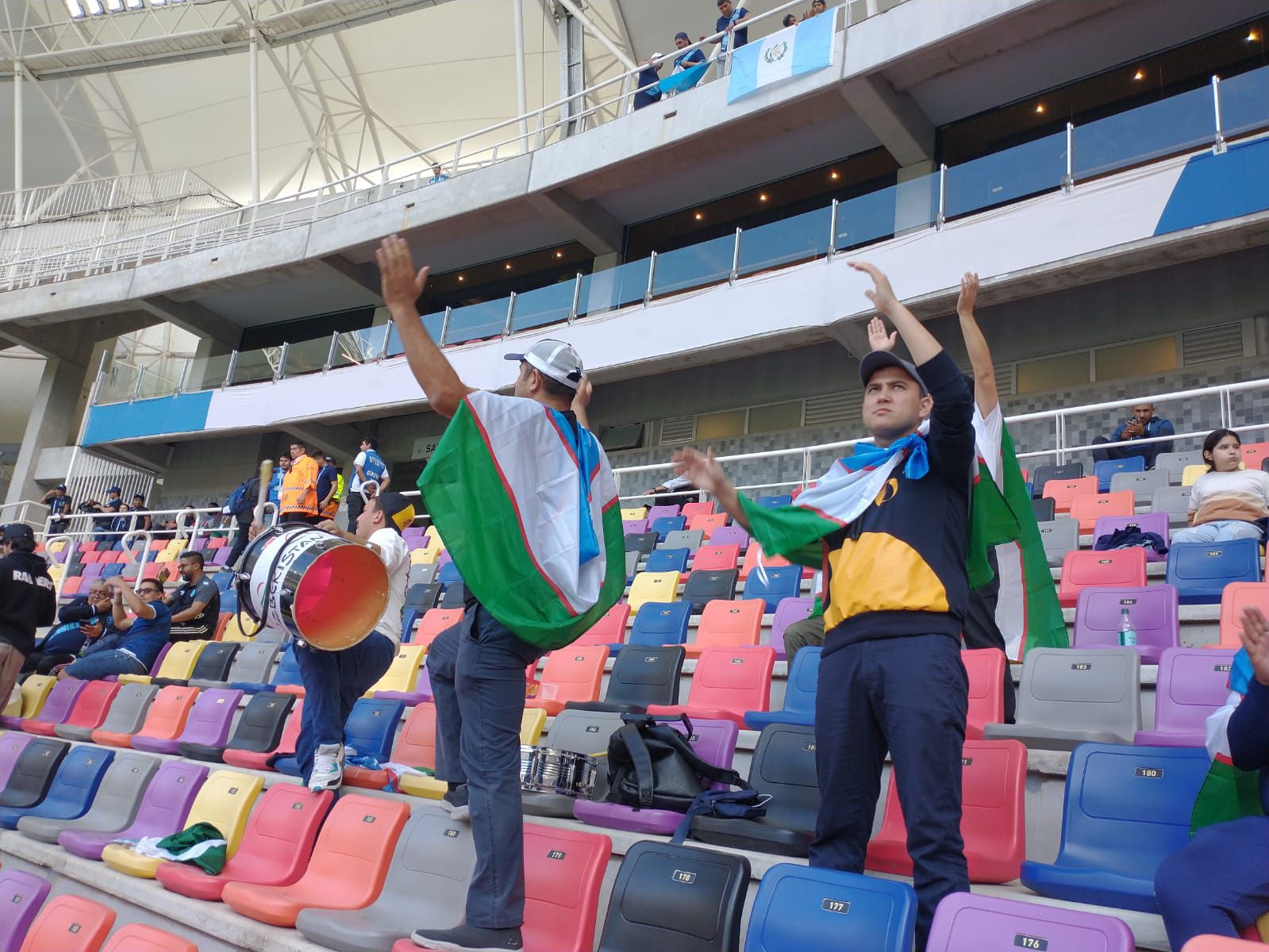 Los seguidores de Uzbekistán en el estadio Madres de Ciudades de Santiago del Estero (Infobae)
