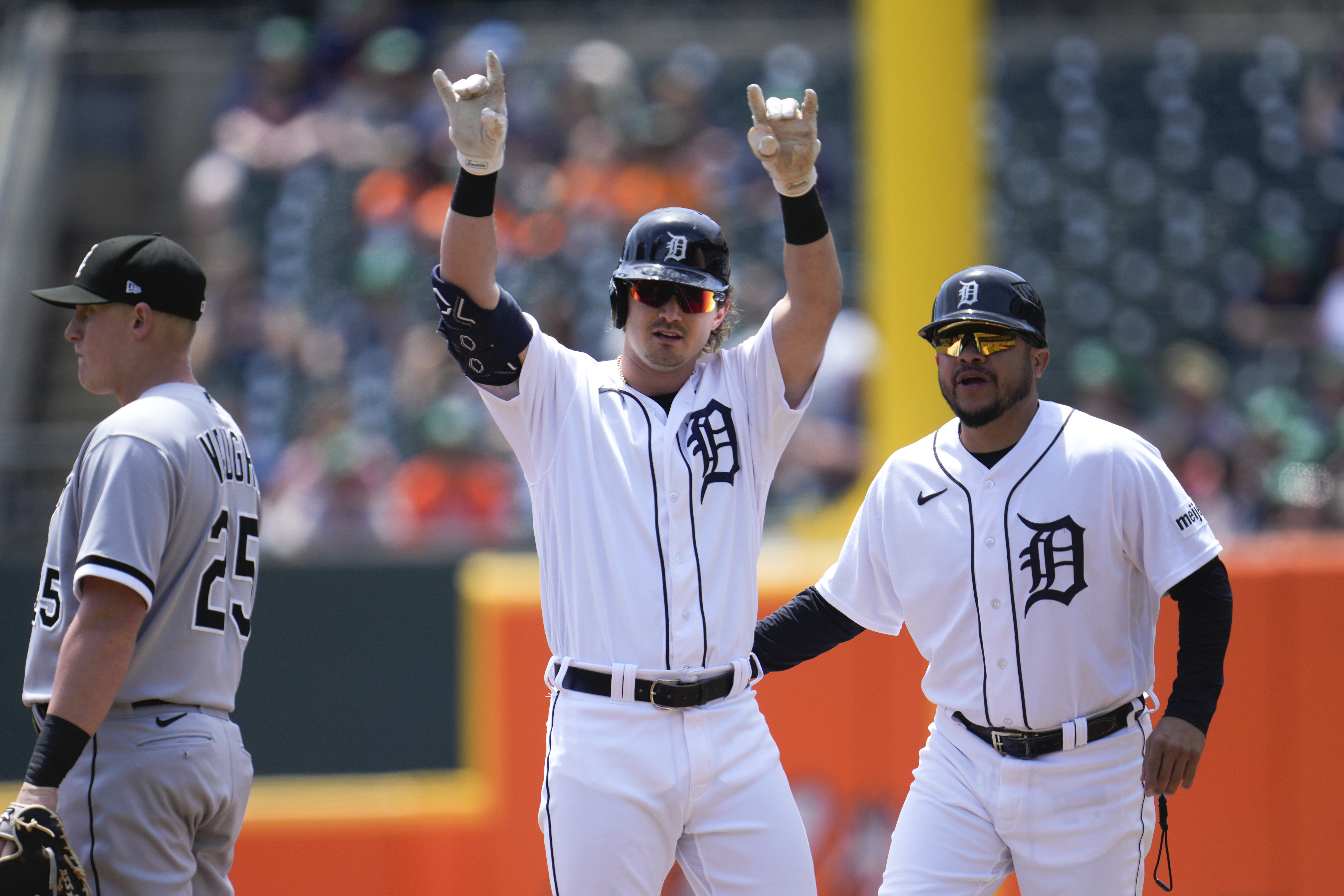 Zach McKinstry de los Tigres de Detroit conecta un sencillo en la primera entrada frente a los Medias Blancas de Chicago en el encuentro del sábado 27 de mayo del 2023. (AP Foto/Paul Sancya)