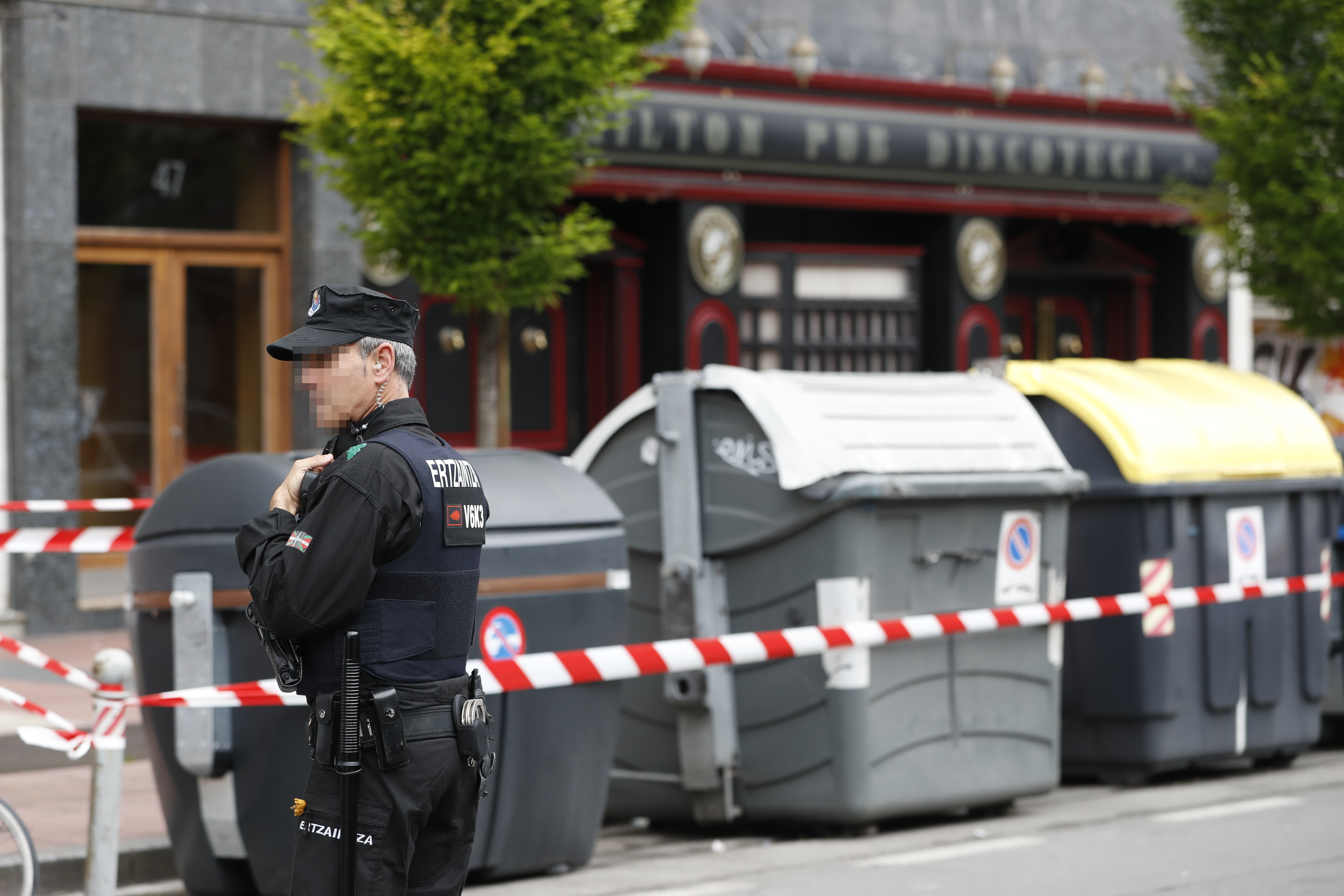 Vista del lugar en el que la Ertzaintza ha iniciado una investigación para aclarar la muerte de una mujer, cuyo cadáver ha sido localizado este domingo con indicios de violencia en un apartahotel de Vitoria (EFE/ David Aguilar)