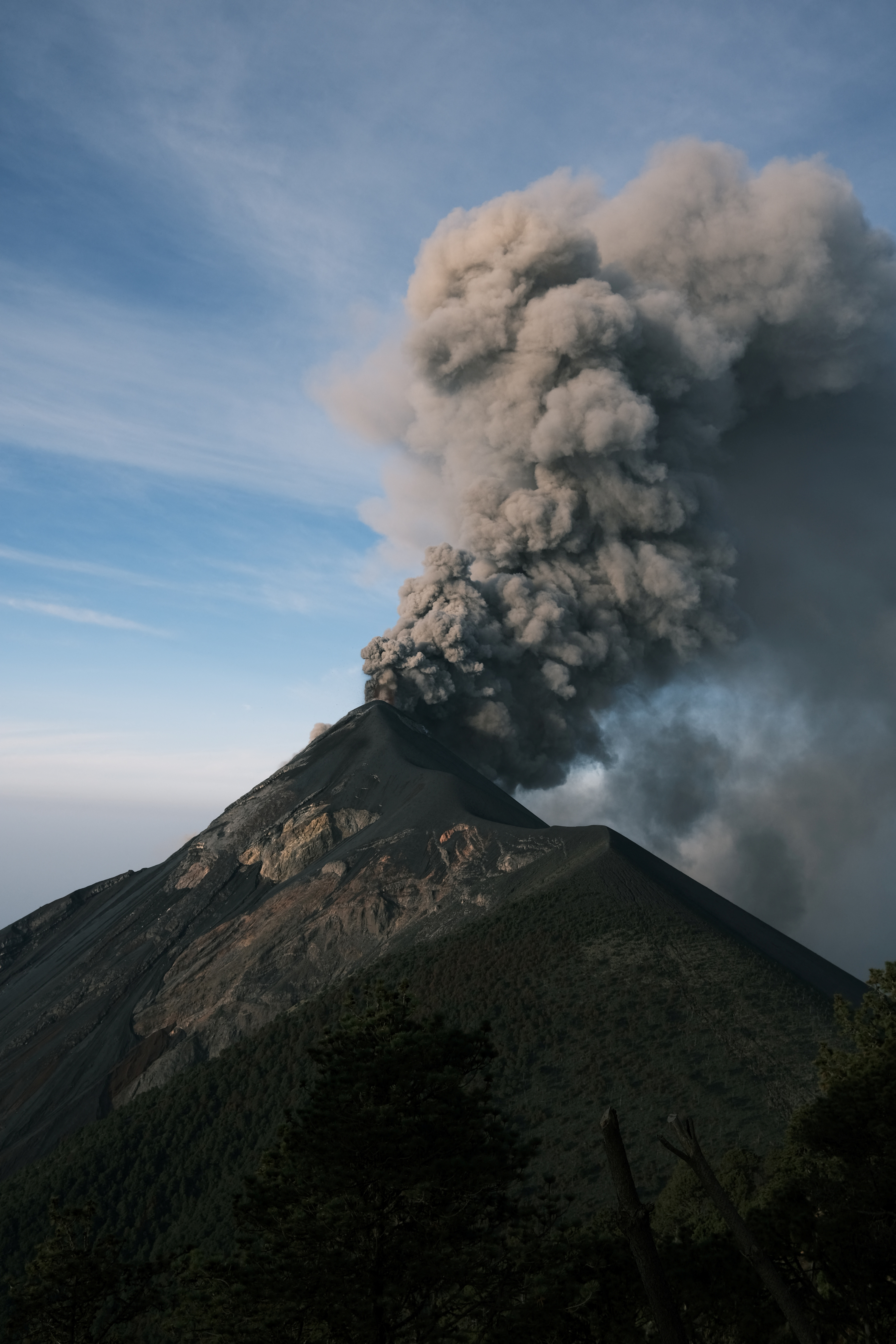 Foto del 4 de mayo de 2023: el humo se eleva desde el volcán de Fuego  (Cortesía de Instagram/@fstrunk/via REUTERS)