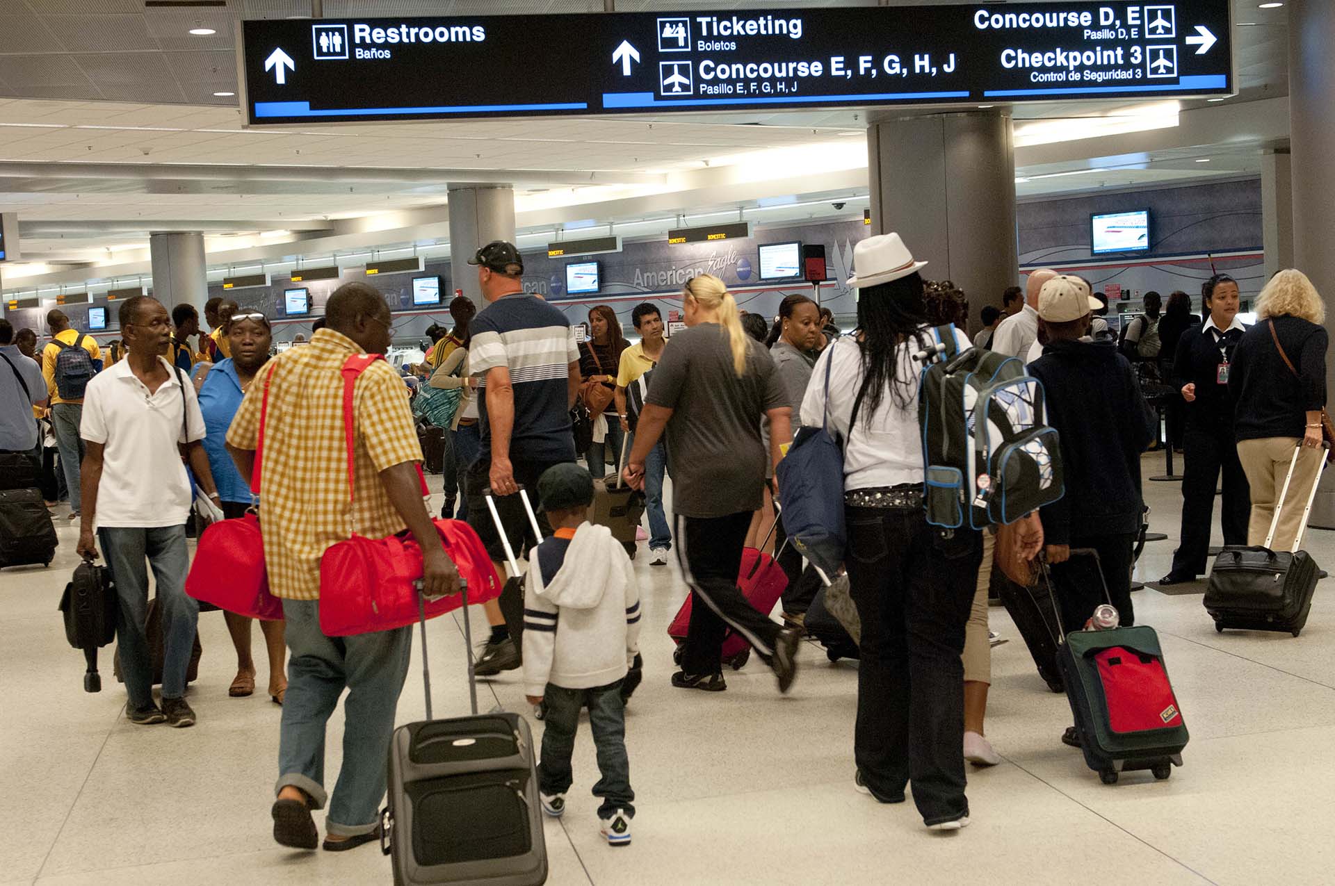 El Aeropuerto Internacional de Miami se prepara para un fin de semana festivo sin precedentes, con una notable afluencia de pasajeros (Michele Eve Sandberg/Corbis via Getty Images)