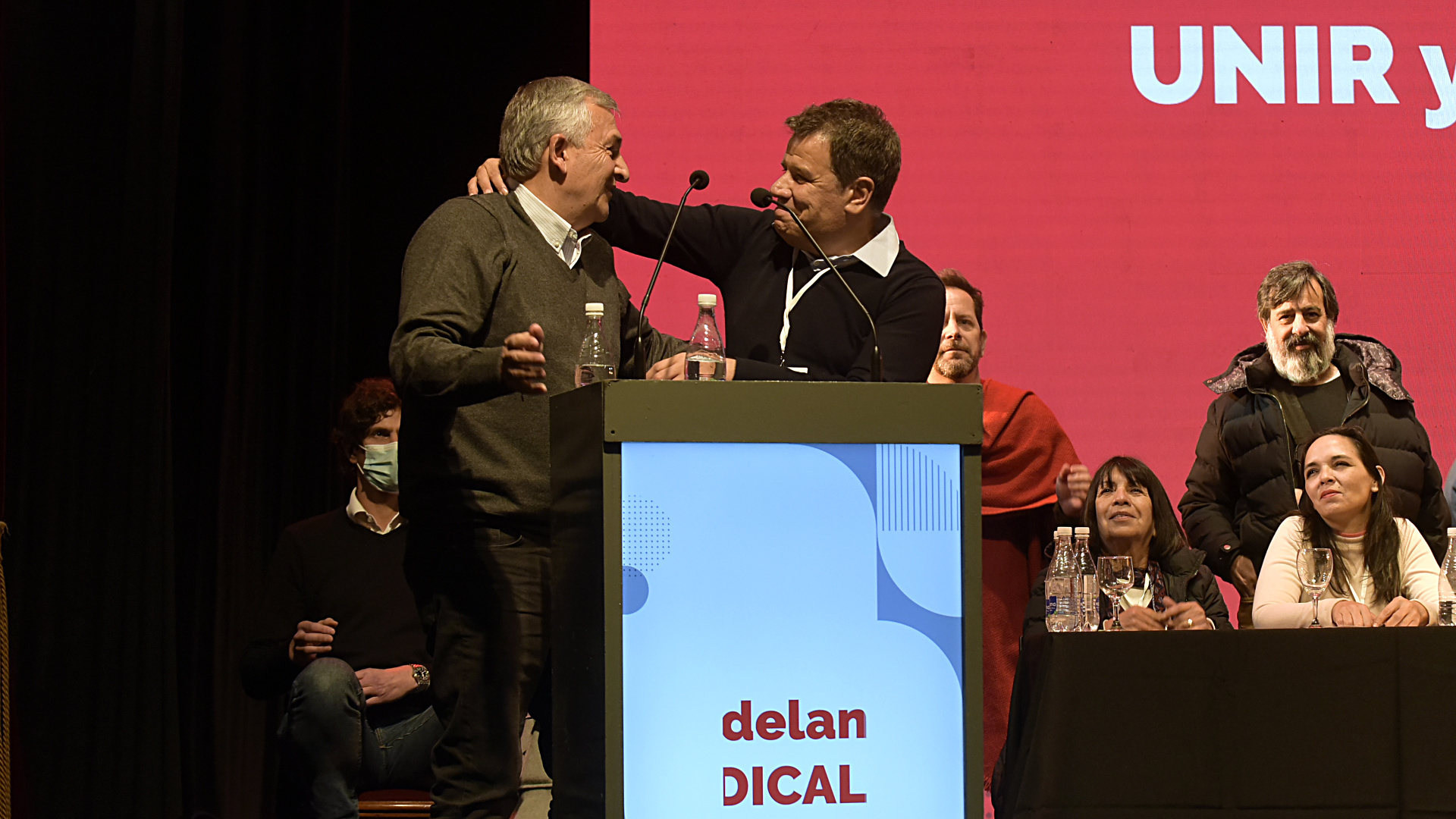 La foto que se tomaron Gerardo Morales y Facundo Manes en la última Convención de La Plata (Foto: Gustavo Gavotti)