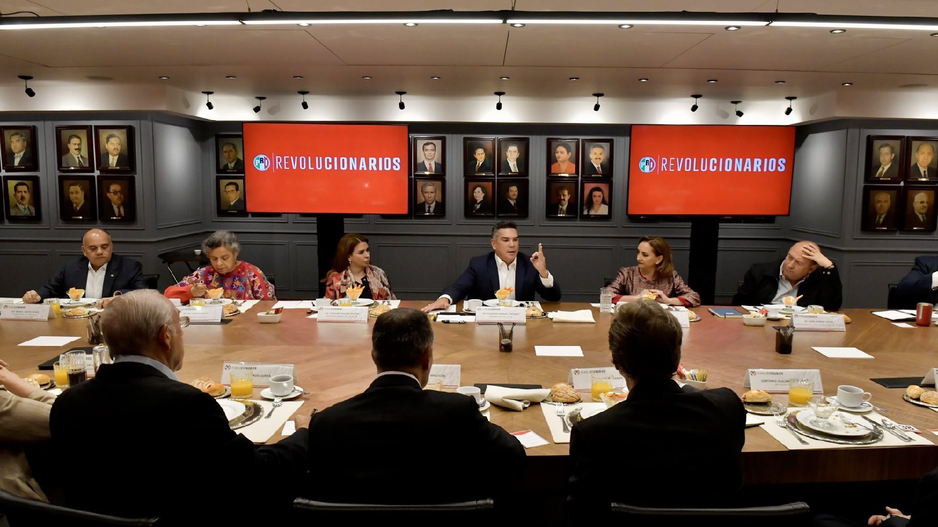 Alejandro Moreno se reunió con seis aspirantes a la Presidencia de la República por el PRI. (Twitter/@alitomorenoc)