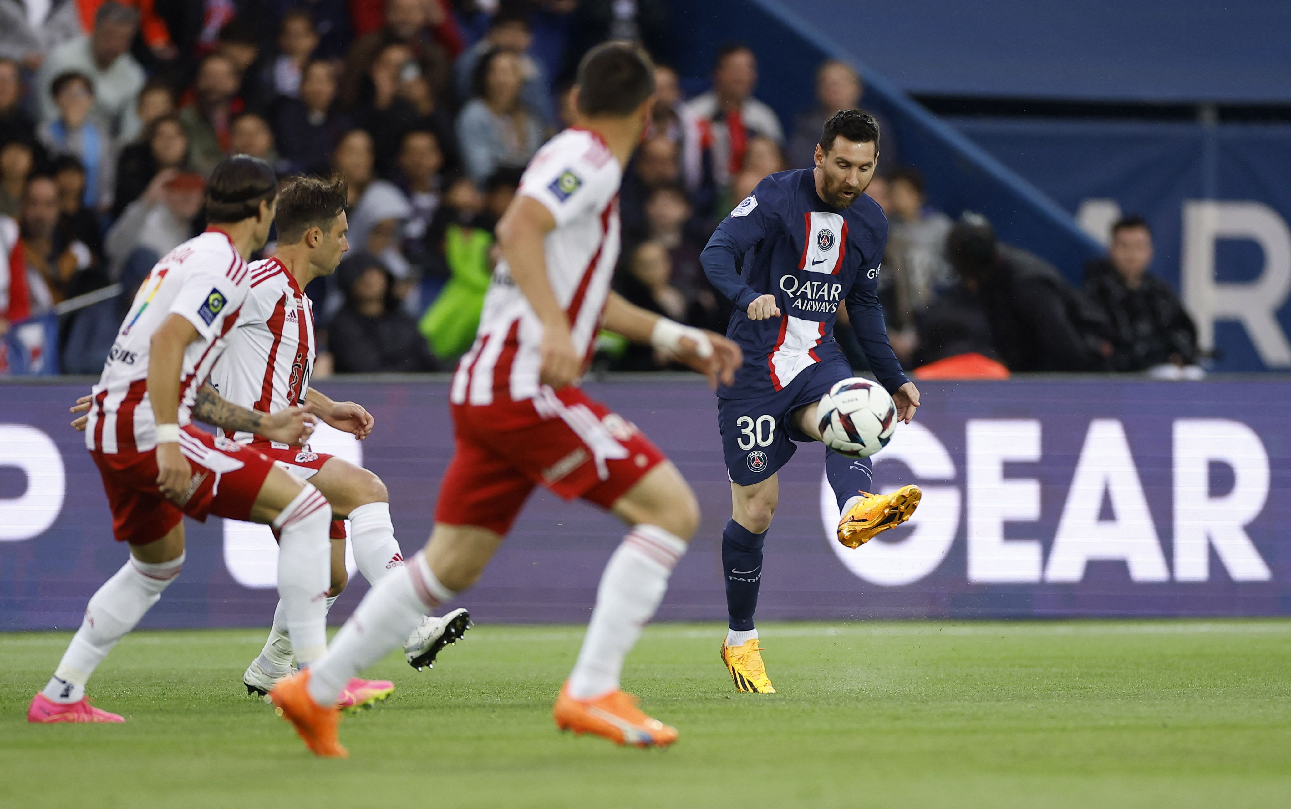 Hubo silbidos para Messi en sus primeras intervenciones en el partido (REUTERS/Christian Hartmann)