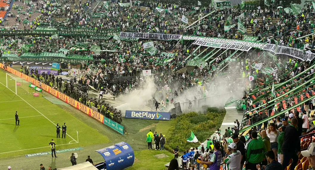 Disturbios entre integrantes de la barra Los Del Sur y Esmad. Cortesía.