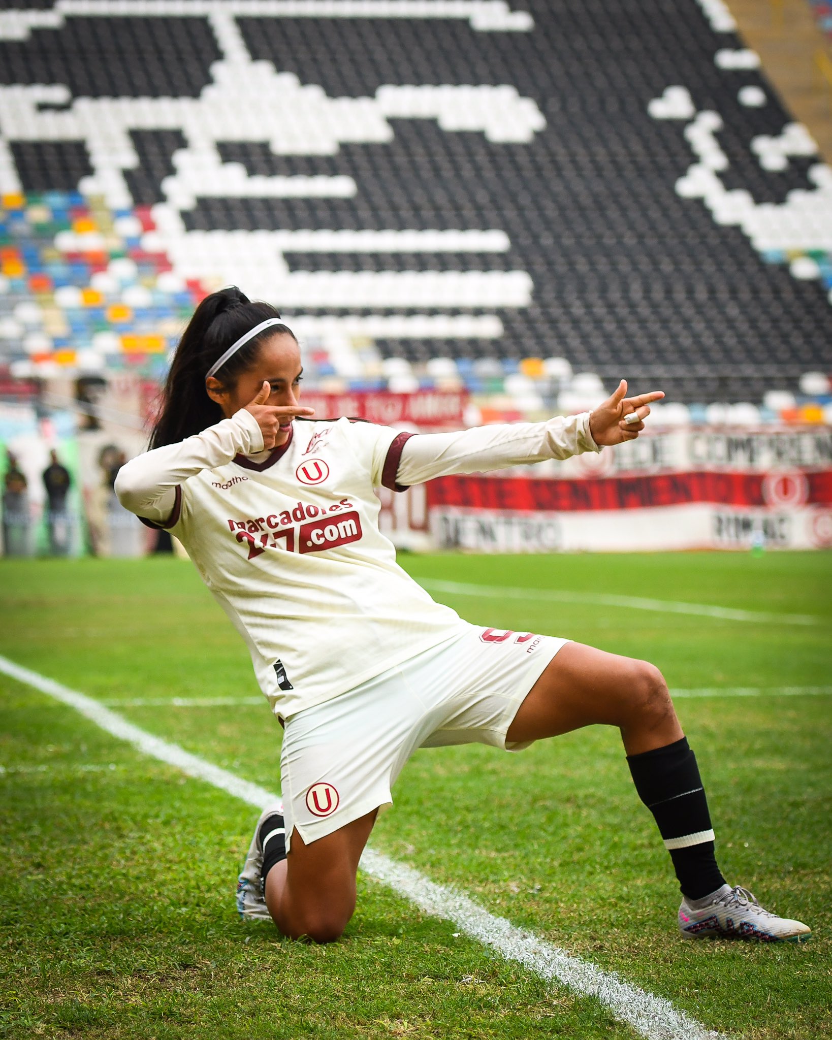 Xioczana Canales festejó su gol en el clásico del fútbol femenino de Perú al estilo de Alex Valera. (Universitario)