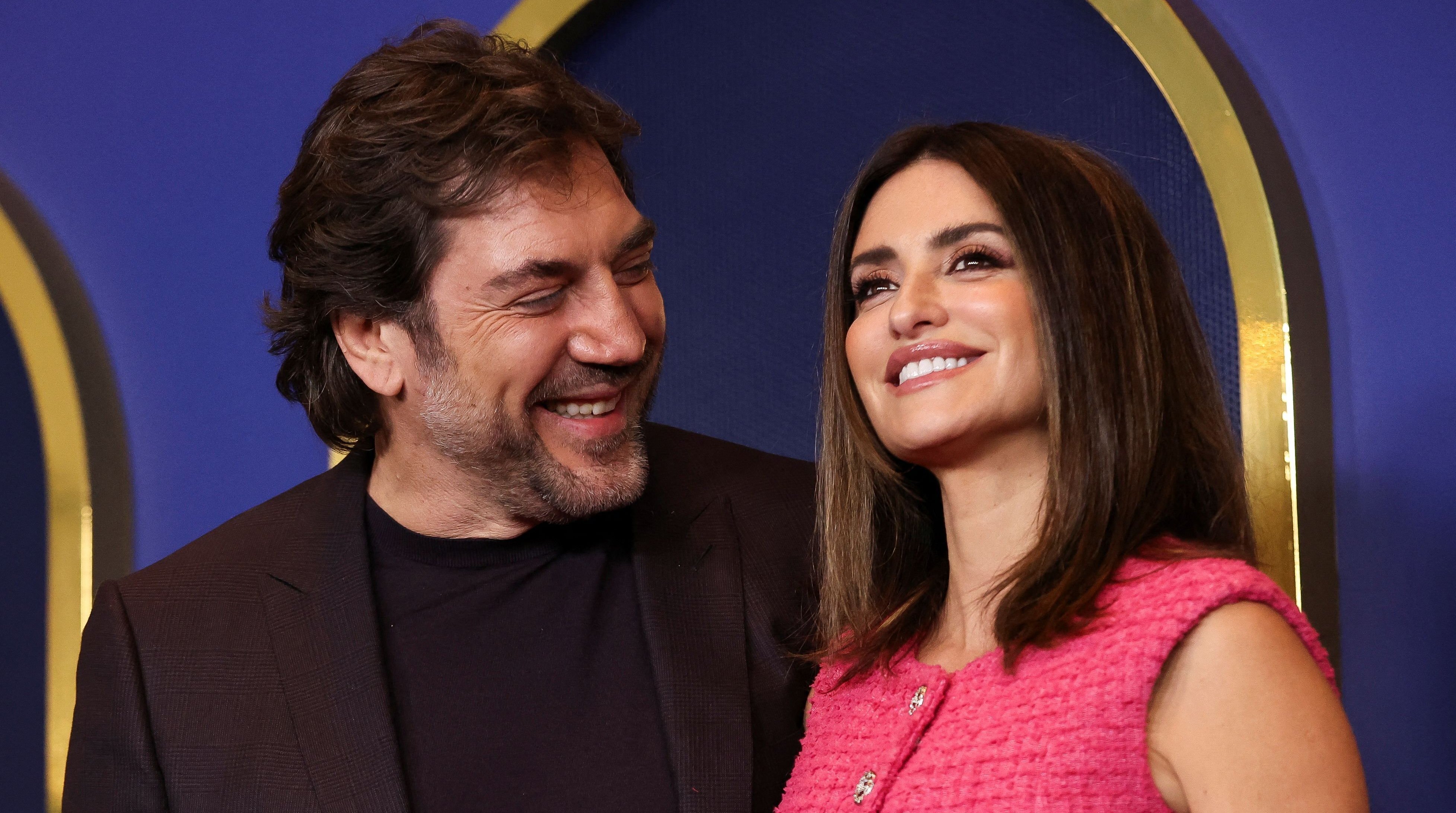 Javier Bardem y Penélope Cruz en el almuerzo de los nominados a los premios Oscar 2022. (Reuters)