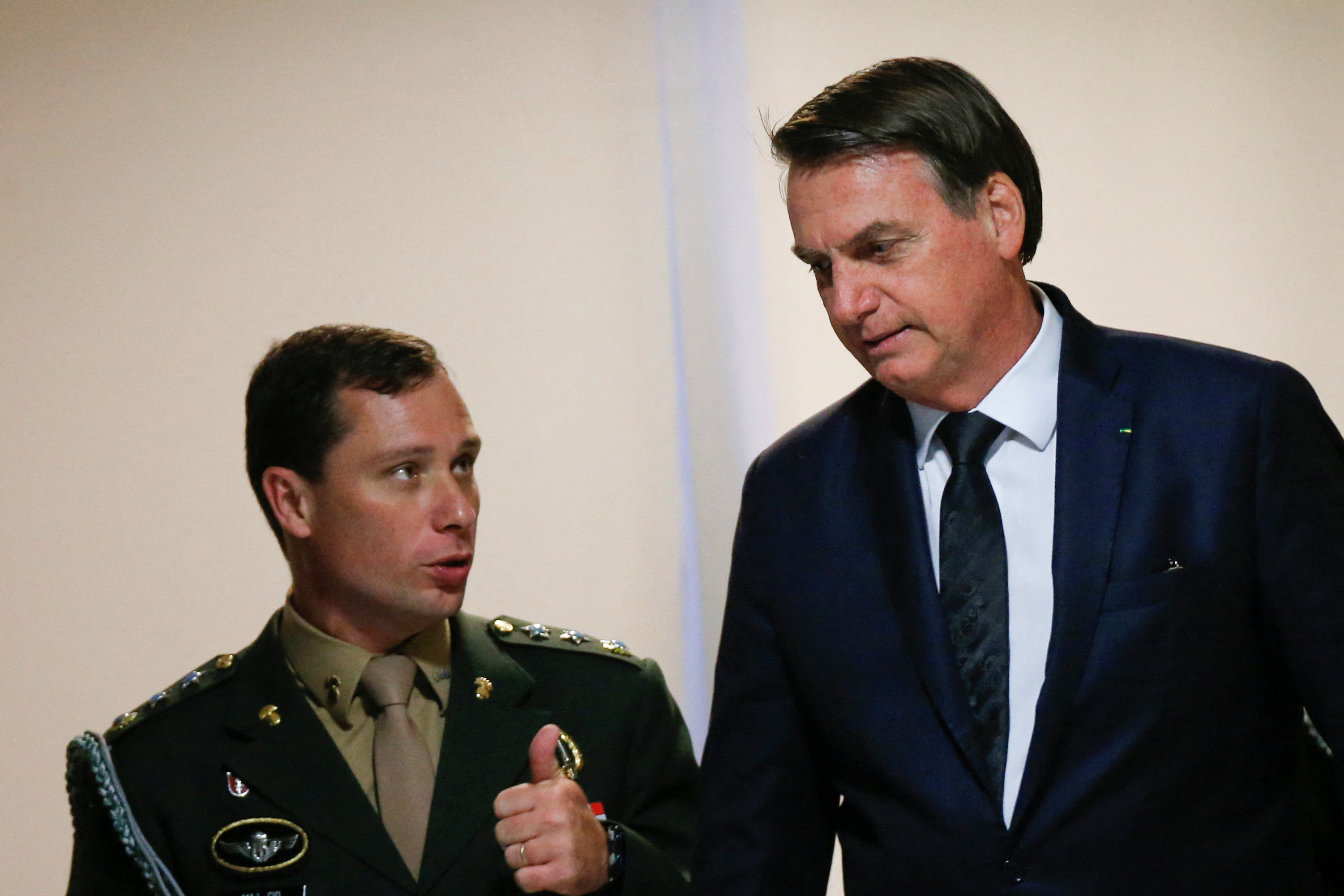 Mauro Cid junto a Jair Bolsonaro en junio de 2019 (REUTERS/Adriano Machado/Archivo)