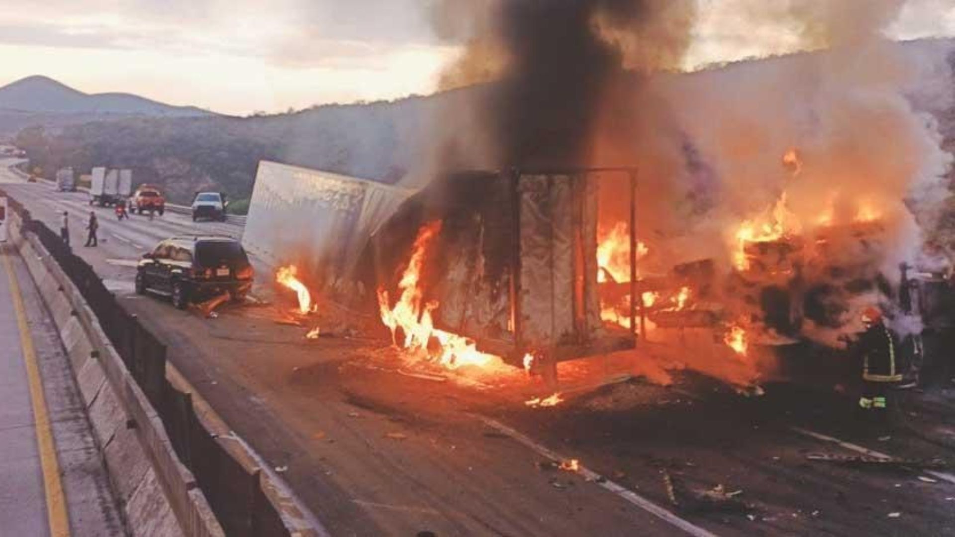 La vialidad den la México - Querétaro se vio afectada por el accidente (Captura Twitter)