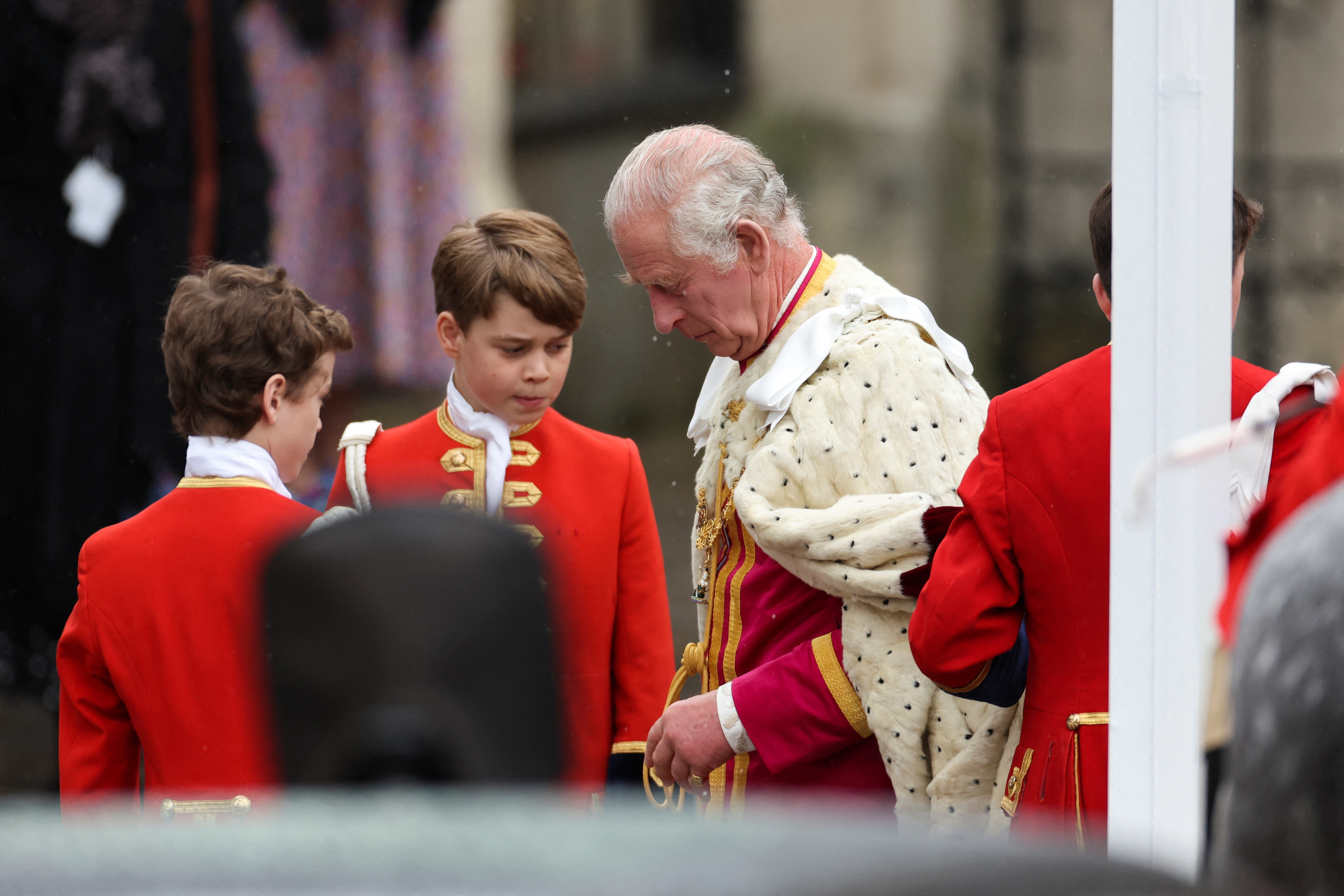 El rey Carlos y el príncipe George de Gran Bretaña de pie durante la ceremonia de coronación en la Abadía de Westminster, en Londres, Gran Bretaña 6 de mayo 2023. REUTERS/Henry Nicholls