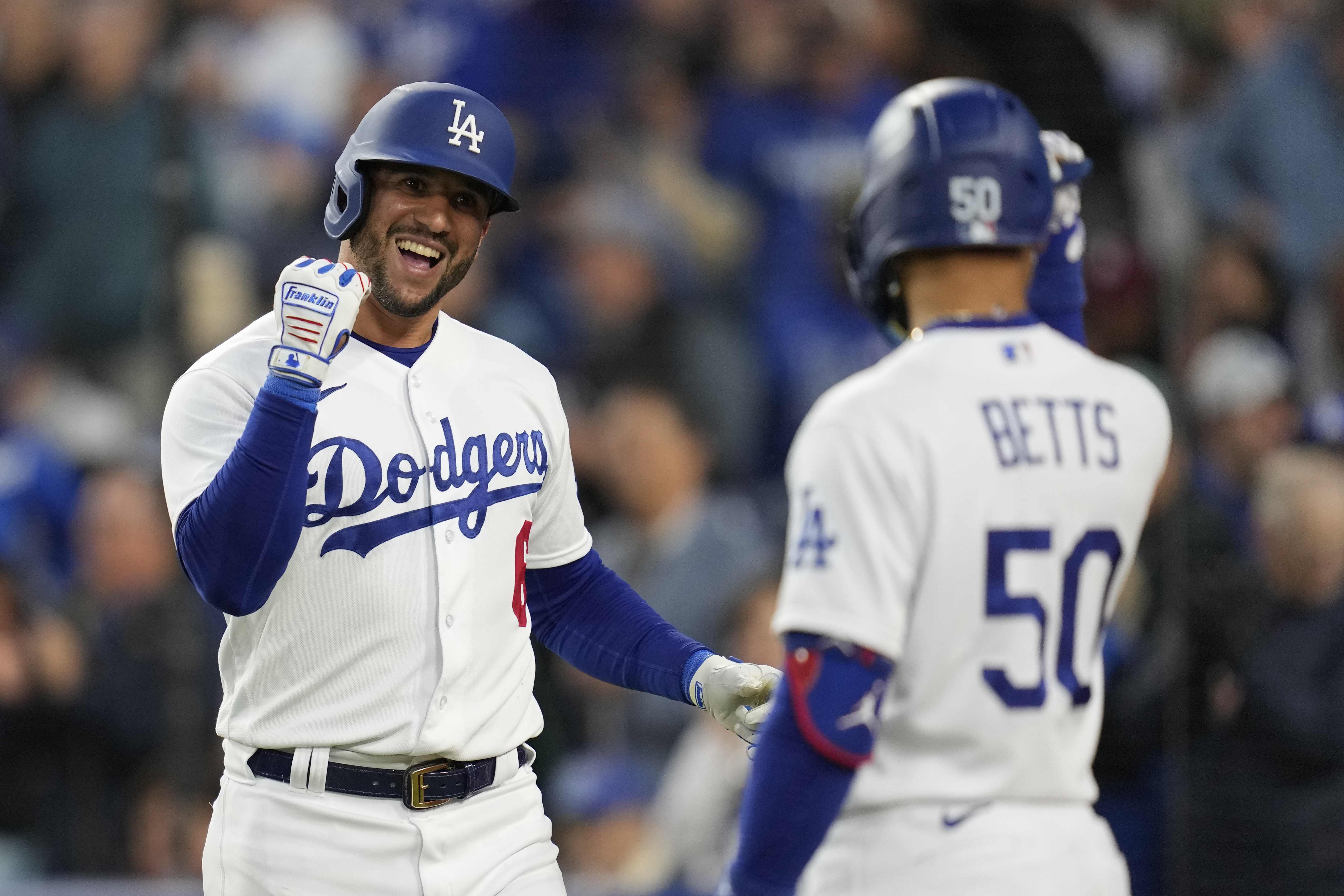 El jugador de los Dodgers de Los Ángeles David Peralta (6) celebra con Mookie Betts (50) tras pegar un jonrón en el segundo inning de su juego de béisbol contra los Filis de Filadelfia en Los Ángeles, el lunes 1 de mayo de 2023. (AP Foto/Ashley Landis)