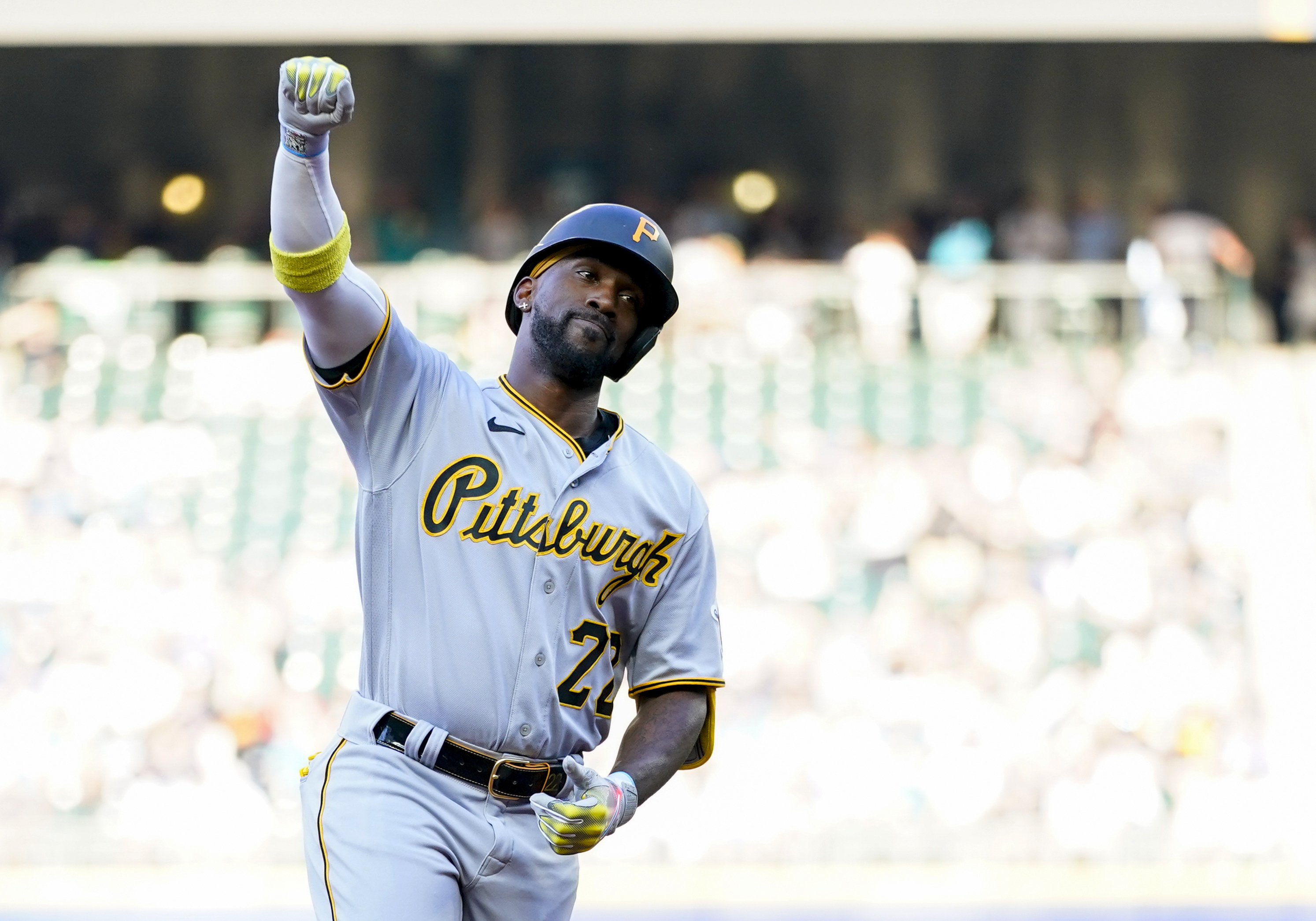 Andrew McCutchen, de los Piratas de Pittsburgh, recorre las bases luego de conectar un jonrón ante los Marineros de Seattle, el viernes 26 de mayo de 2023 (AP Foto/Lindsey Wasson)