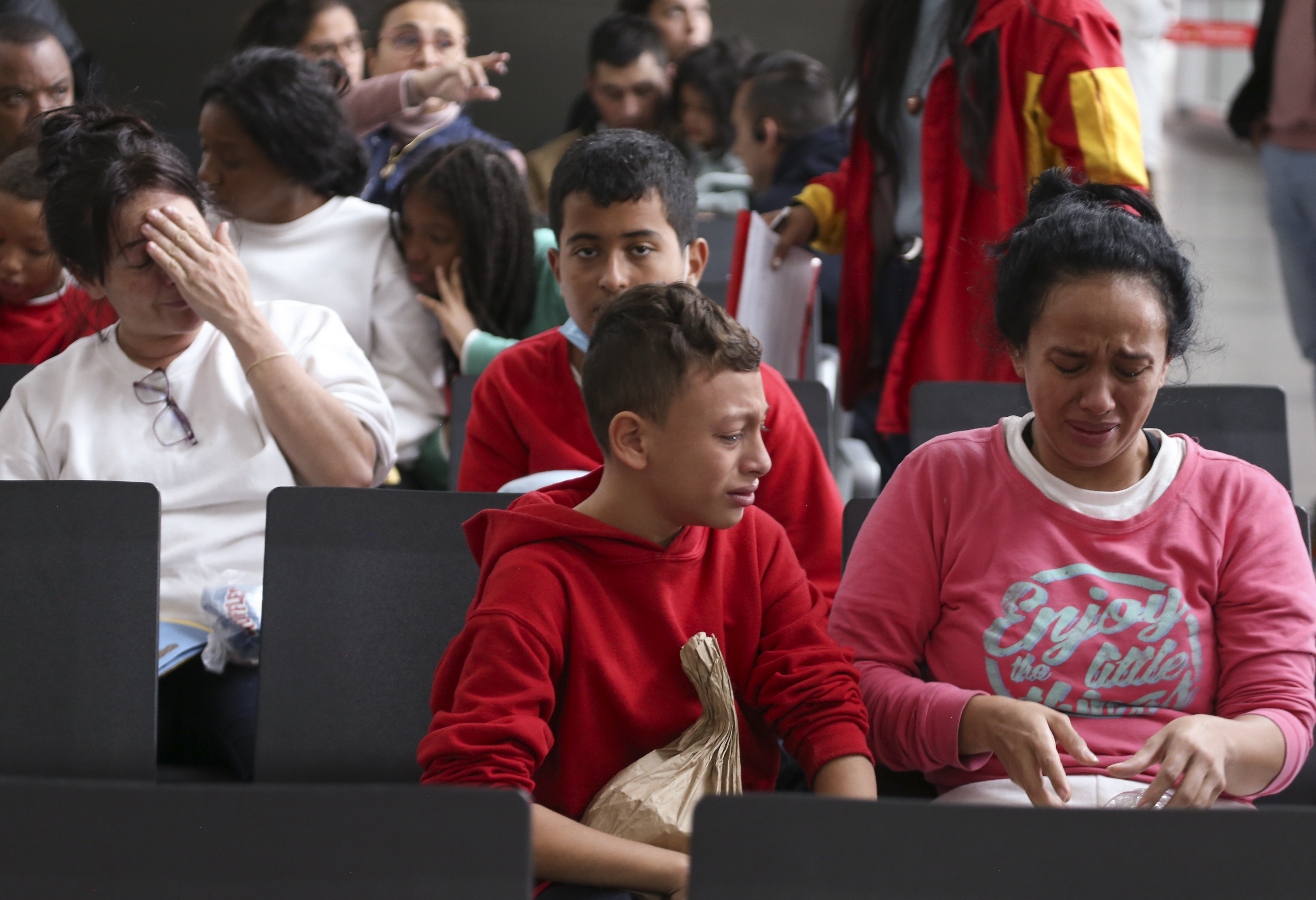 Yised Marulanda llora después de llegar con otros migrantes colombianos deportados de Estados Unidos al aeropuerto de Bogotá, Colombia, el jueves 11 de mayo de 2023. La autoridad migratoria colombiana dijo que 209 colombianos fueron transportados en un vuelo fletado desde la frontera entre Estados Unidos y México. (Foto AP/John Vizcaíno)