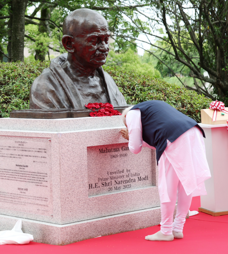 El primer ministro de la India rinde homenaje a Gandhi en Hiroshima en el marco de la cumbre del G7. (TWITTER)