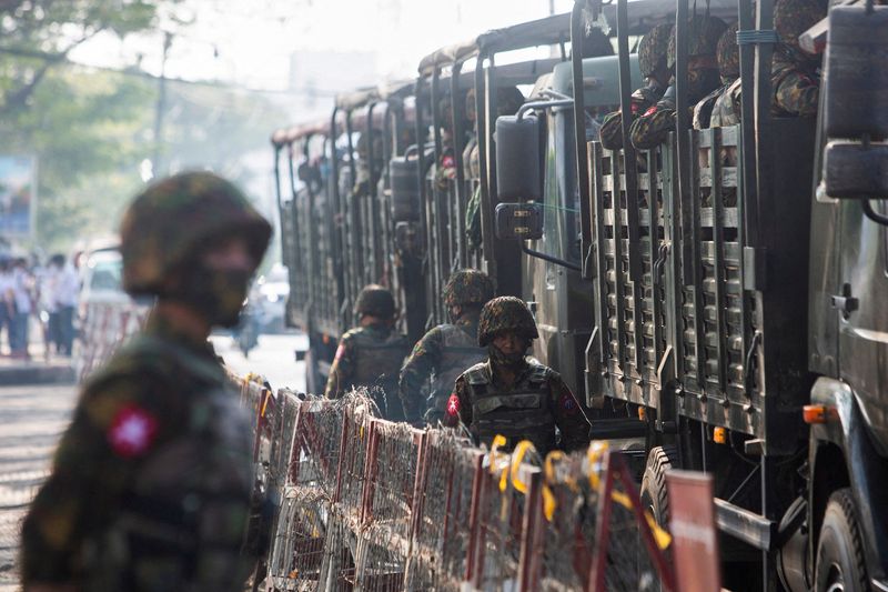 Soldados junto a vehículos militares en Yangon, Myanmar. REUTERS/Stringer/File Photo