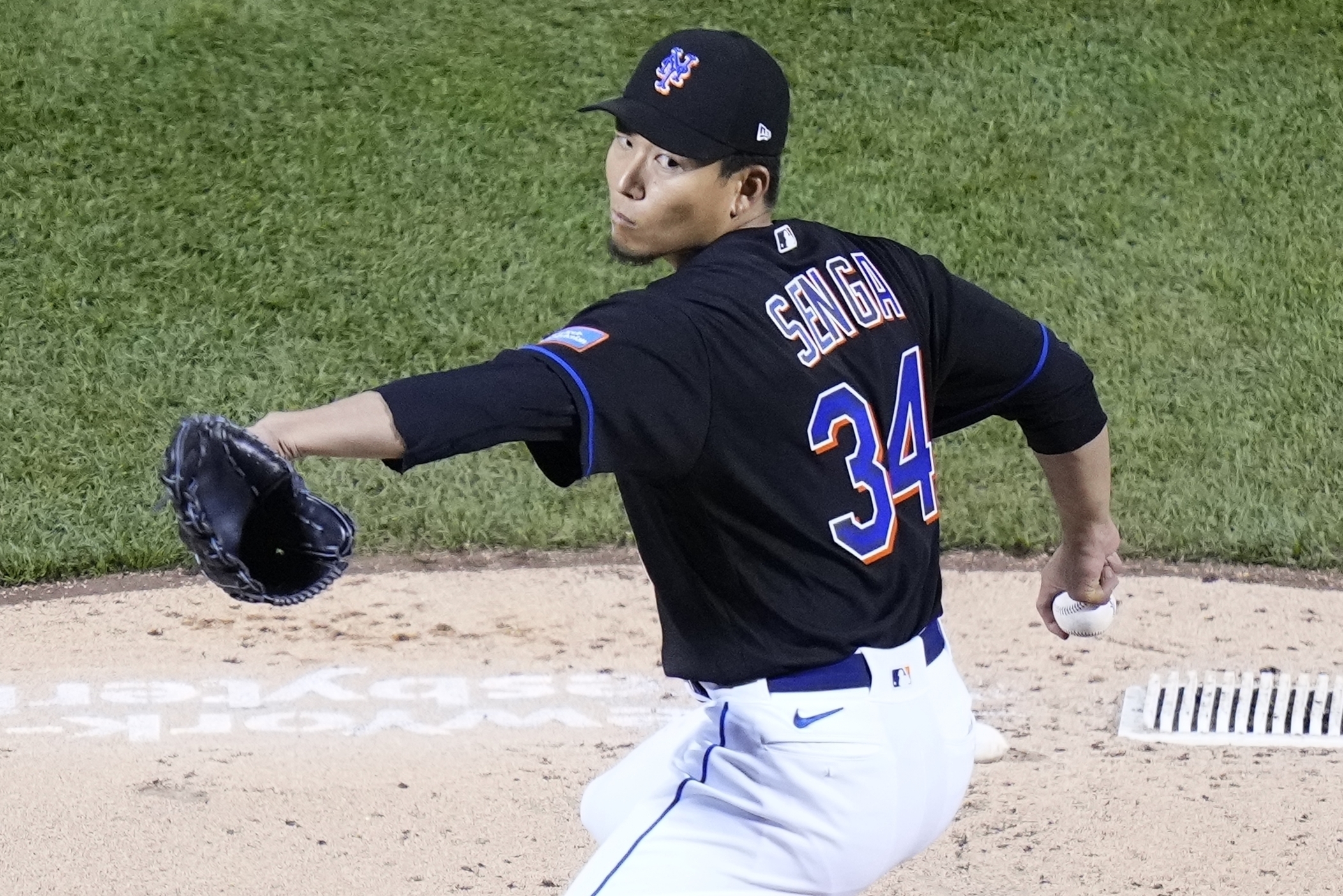 El japonés Kodai Senga, de los Mets de Nueva York, hace un lanzamiento en el juego del viernes 5 de mayo de 2023, ante los Rockies de Colorado (AP Foto/Frank Franklin II)