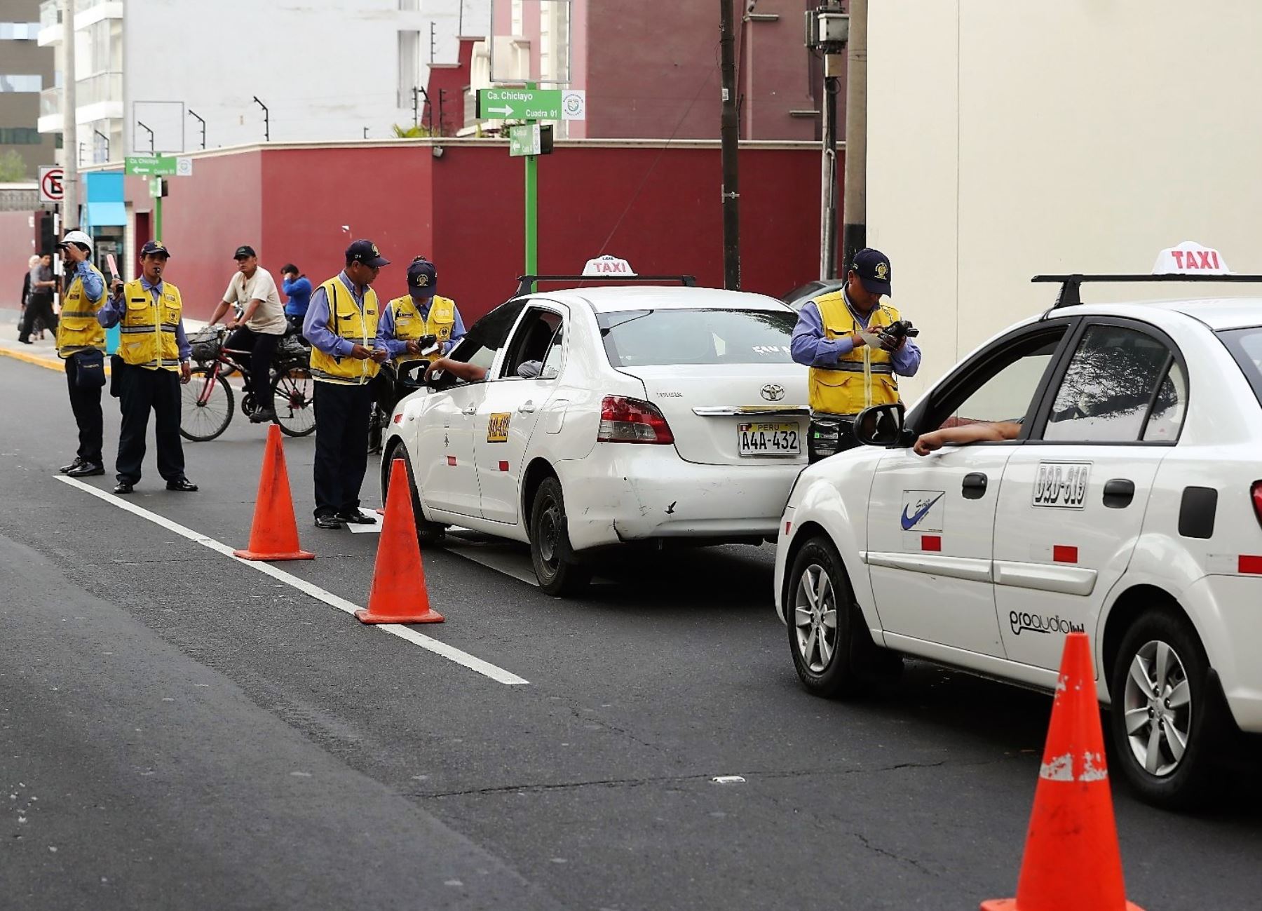 Taxis colectivos lidian con la fiscalización de la ATU