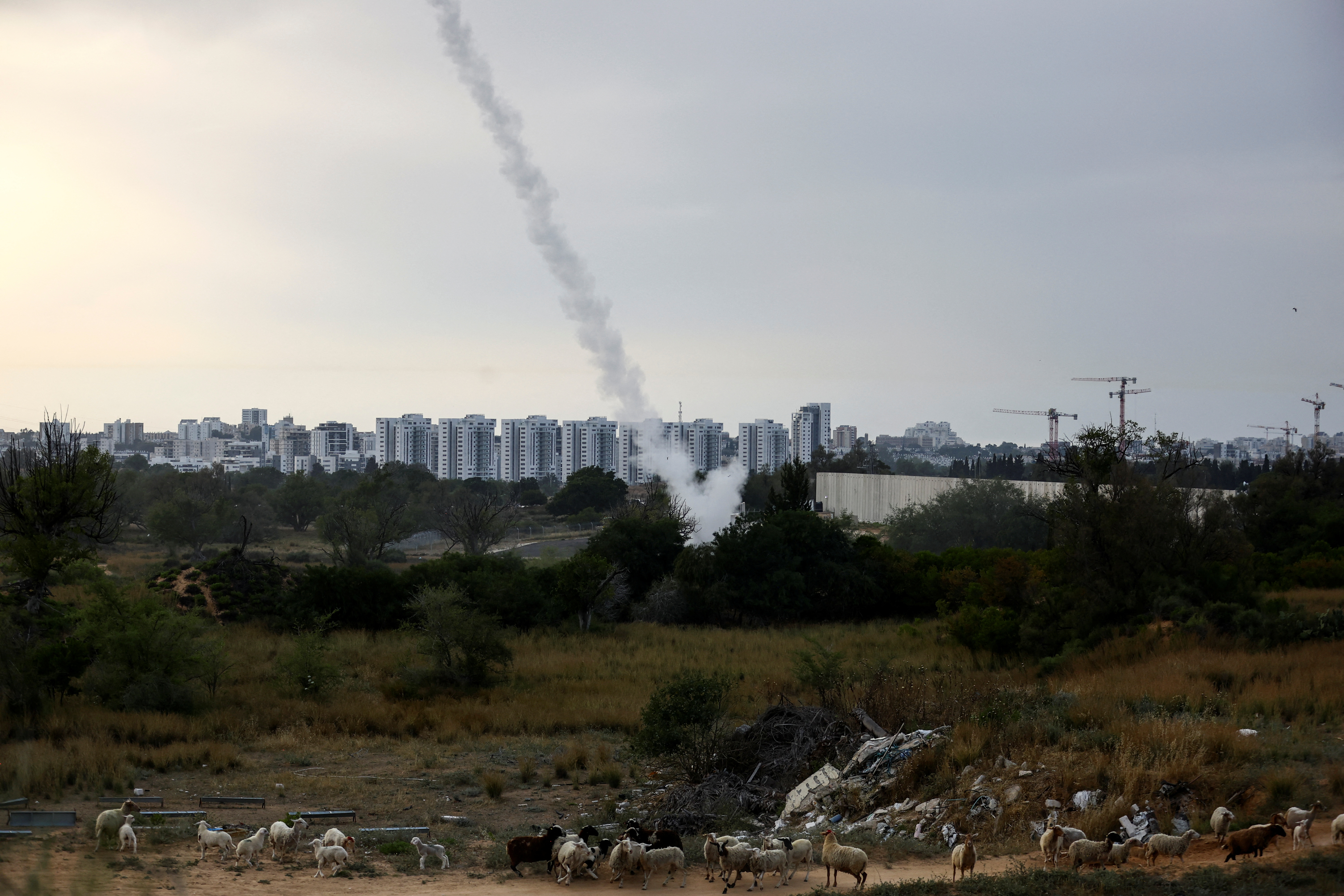 El sistema Domo de Hierro intercepta un cohete en Ashkelon, Israel (REUTERS/Ronen Zvulun)